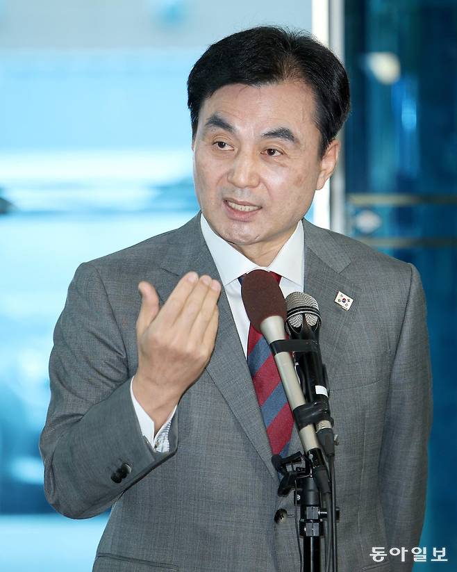 안규백 국방부 장관 후보자가 27일 서울 용산구 육군회관에 마련된 인사청문회 준비 사무실에서 취재진의 질문에 답변하고 있다. 송은석 기자 silverstone@donga.com
