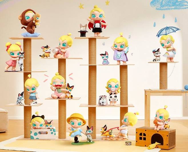 2010년대 후반 팝마트의 성장을 이끌었던 인기 캐릭터 ‘몰리’. 팝마트 제품은 보통 뭐가 들어있는지 알 수 없는 블라인드 박스로 팔리는데, 12가지 기본 디자인+1개의 시크릿 디자인으로 구성되곤 한다. 시크릿 아이템이 나올 확률은 144분의 1이다. 팝마트코리아