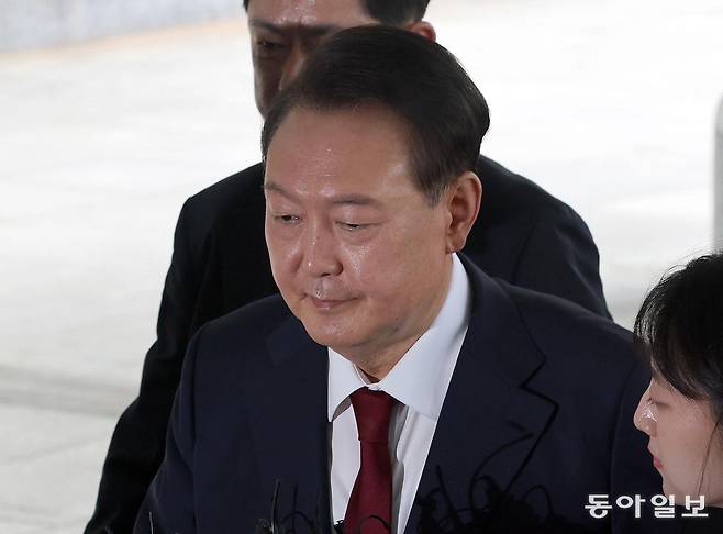 윤석열 전 대통령이 28일 오전 대면 조사를 받기 위해 서울 서초구 서울고검에 마련된 내란특검 사무실로 출석하고 있다. 송은석 기자 silverstone@donga.com