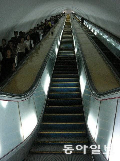 세계에서 가장 깊은 지하철로 알려진 평양 지하철의 에스컬레이터. 동아일보 DB