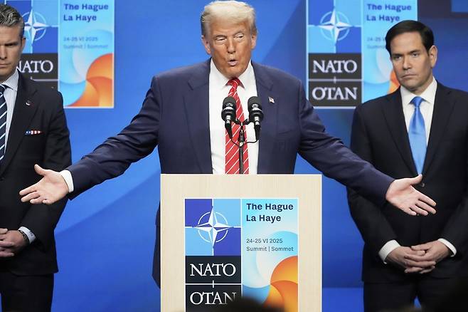 [헤이그=AP/뉴시스] 도널드 트럼프 미국 대통령이 25일(현지 시간) 네덜란드 헤이그에서 열린 북대서양조약기구(나토) 정상회의에 참석한 뒤 기자회견하고 있다. 트럼프 대통령은 이란이 더는 핵 개발에 나서지 않을 것이며, 내주 이란과 회담할 예정이라고 밝혔다. 2025.06.226.