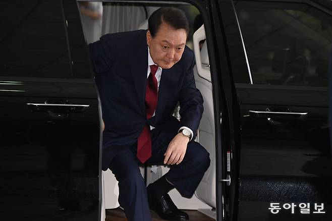 윤석열 전 대통령이 28일 오전 대면 조사를 받기 위해 서울 서초구 서울고검에 마련된 내란특검 사무실로 출석하고 있다. 송은석 기자 silverstone@donga.com