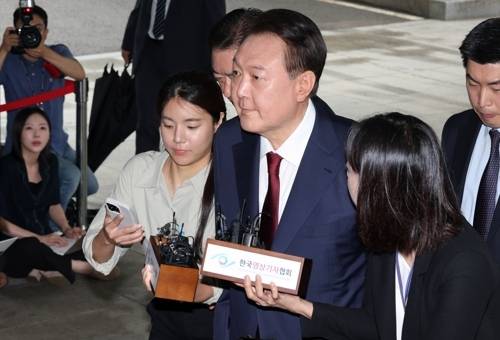 윤석열 전 대통령이 28일 피의자 신분으로 내란특검 조사를 받기 위해 서울 서초구 서울고검 청사로 출석하고 있다. 〈사진=연합뉴스〉