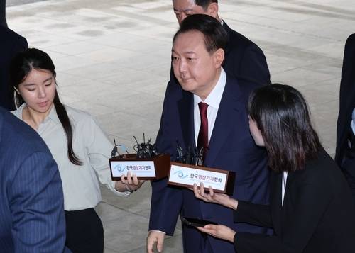 윤석열 전 대통령이 28일 피의자 신분으로 내란특검 조사를 받기 위해 서울 서초구 서울고검 청사로 출석하고 있다.〈사진=연합뉴스〉