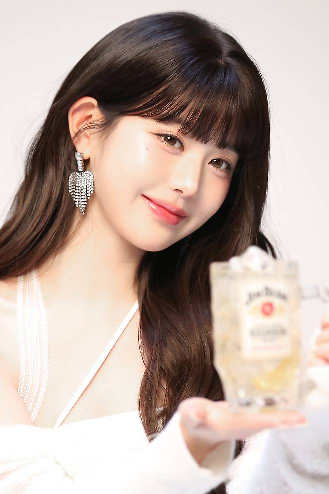 9EEC9098EC90B9ED989DEBBC__B4EAA0_B4EC81_98ECA5_B9ED989DEB9C_(3).jpg 장원영 X ‘짐빔 하이볼’ 광고 촬영 현장 비하인드