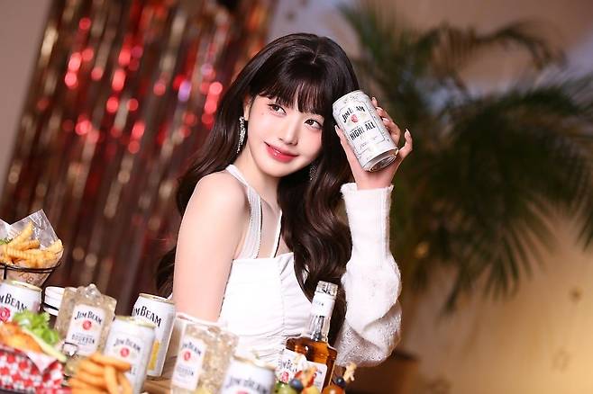 9EEC9098EC90B9ED989DEBBC__B4EAA0_B4EC81_98ECA5_B9ED989DEB9C_(6).jpg 장원영 X ‘짐빔 하이볼’ 광고 촬영 현장 비하인드