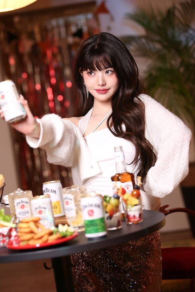 9EEC9098EC90B9ED989DEBBC__B4EAA0_B4EC81_98ECA5_B9ED989DEB9C_(7).jpg 장원영 X ‘짐빔 하이볼’ 광고 촬영 현장 비하인드