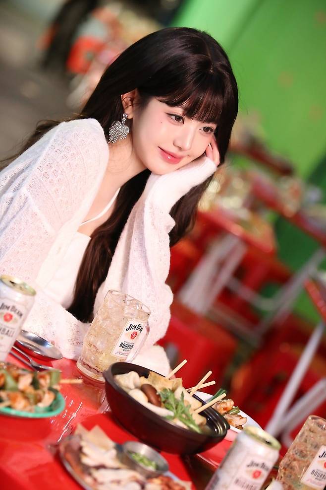 9EEC9098EC90B9ED989DEBBC__B4EAA0_B4EC81_98ECA5_B9ED989DEB9C_(8).jpg 장원영 X ‘짐빔 하이볼’ 광고 촬영 현장 비하인드