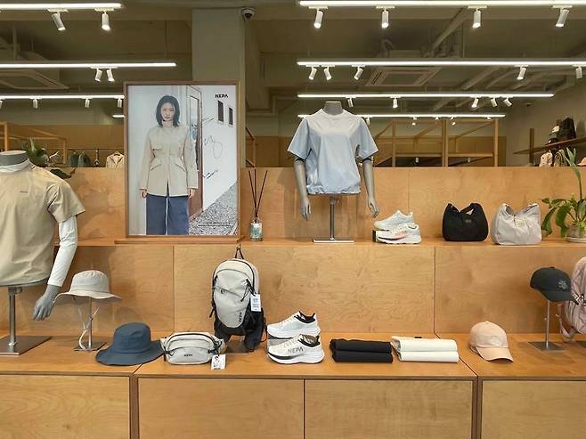 서울 서초구 청계산 원터골 등산로 입구에 위치한 네파 청계산 스토어 1층에 네파 상품들이 진열돼 있다. 사진=이정화 기자