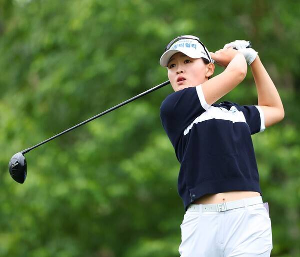 2025년 한국여자프로골프(KLPGA) 투어 맥콜·모나 용평 오픈에 출전한 최예본 프로가 1라운드에서 경기하는 모습이다. 사진제공=KLPGA