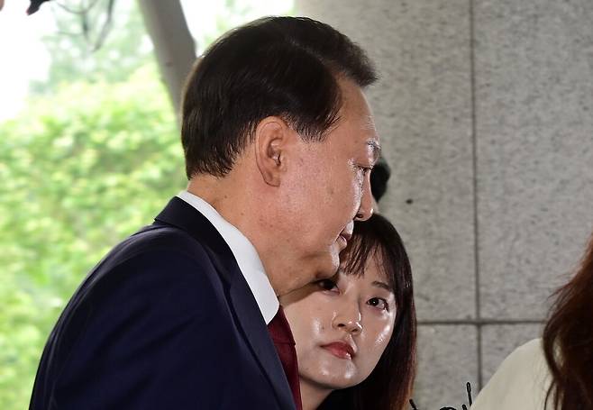 윤석열 전 대통령이 28일 오전 서울 서초구 서울고검에 마련된 내란 특검 사무실로 출석하고 있다. 공동취재사진