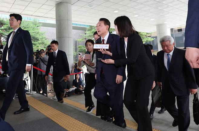 윤석열 전 대통령이 28일 피의자 신분으로 내란 특검 조사를 받기 위해 서울 서초구 서울고검 청사로 출석하고 있다. 공동취재사진