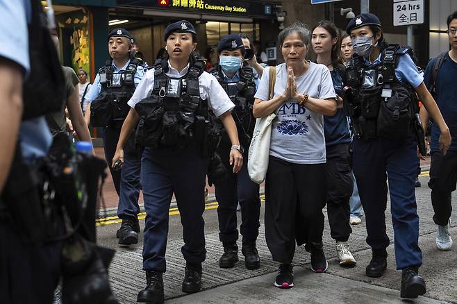 2025년 6월4일 홍콩 시내에서 열릴 예정이던 천안문(톈안먼) 사태 36주기 추모 집회에 참석하려다 경찰에 연행되는 활동가. 1990년부터 홍콩에서 매년 열리던 천안문 사태 추모 집회는 2020년 국가보안법이 제정되면서 금지됐다. 홍콩 경찰은 이날 집회 예상 지역에서 행인들을 검문해 집회 참가자들을 체포, 연행했다. AP 연합뉴스