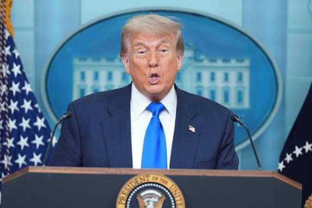 도널드 트럼프 미국 대통령이 27일 워싱턴 백악관 브리핑 룸에서 이날 나온 출생 시민권 금지 명령 관련 대법원 판결에 대해 설명하고 있다. 워싱턴=AP 연합뉴스