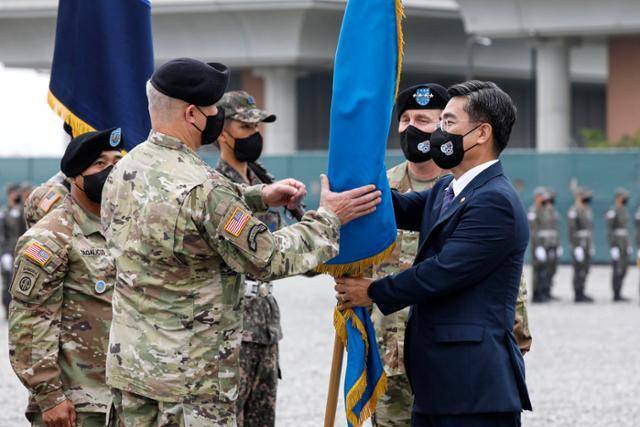 2일 경기 평택 캠프 험프리스에서 열린 한미연합사령관 겸 주한미군사령관 이·취임식에서 서욱(오른쪽) 국방부 장관이 폴 러캐머라 신임 사령관에게 연합사 지휘권을 이양하고 있다. 사진공동취재단