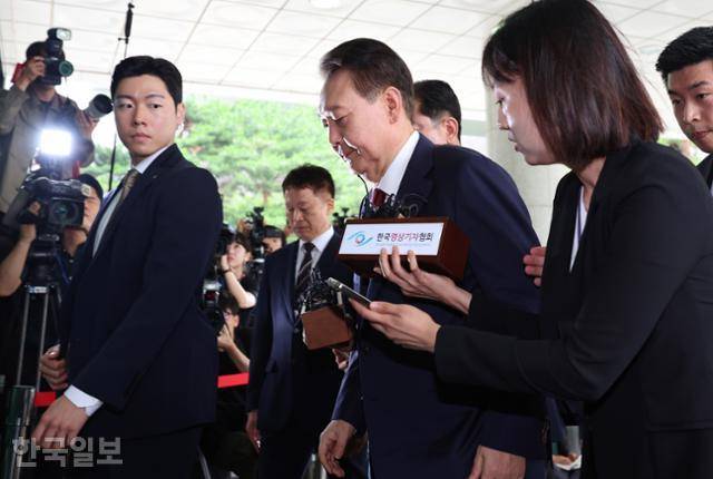 윤석열 전 대통령이 28일 대면 조사를 받기 위해 서울 서초구 서울고검에 마련된 내란특검 사무실로 출석하고 있다. 박시몬 기자