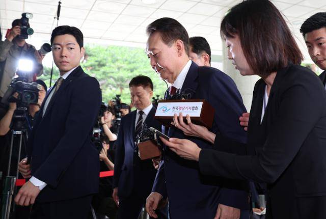 윤석열 전 대통령이 28일 오전 내란 특별검사의 조사를 받기 위해 서울 서초구 서울고검에 마련된 특검 사무실로 출석하고 있다. 2025.06.28 박시몬 기자 simon@hankookilbo.com