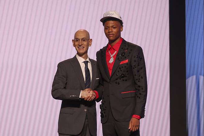 <yonhap photo-3808=""> 2025 NBA 드래프트에서 전체 5순위로 유타 재즈에 지명된 에이스 베일리(오른쪽). EPA=연합뉴스 </yonhap>