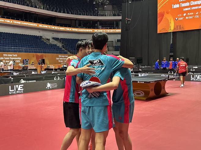 결승행에 기뻐하는 한국 선수들.&nbsp; &nbsp; 사진=대한탁구협회 제공