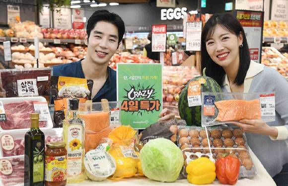 모델들이 홈플러스 'CRAZY 4일 특가' 행사 품목을 소개하고 있다. [사진=홈플러스]