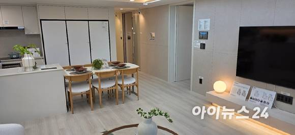 27일 서울 강남구 '써밋갤러리'에 설치된 리버센트 푸르지오 위브 84㎡C타입 거실. [사진=이수현 기자]