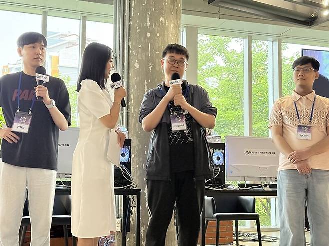 ▲ 결승전에 앞서 작사들의 소감을 묻는 시간. 과연 승자의 영예는 누가 차지할까요?