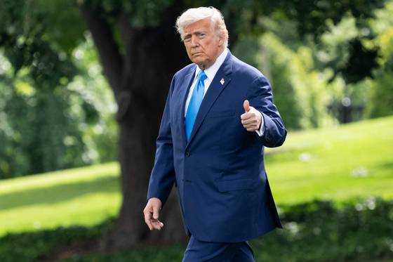 도널드 트럼프 미국 대통령이 지난 6일(현지시간) 워싱턴 D.C. 백악관을 떠나 사우스론에 있는 마린 원을 향해 걸어가며 엄지손가락을 치켜세우고 있다. AFP=연합뉴스