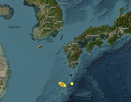 일본 도카라 열도 인근 해역에서 21일부터 27일까지 발생한 규모 4 이상의 지진(노란색 원)이 25회나 발생했다. 미국 지질조사국 제공