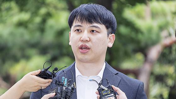 한성존 서울아산병원 전공의 대표가 지난해 9월 경찰 출석 전 취재진 질문에 답하고 있다. 연합뉴스