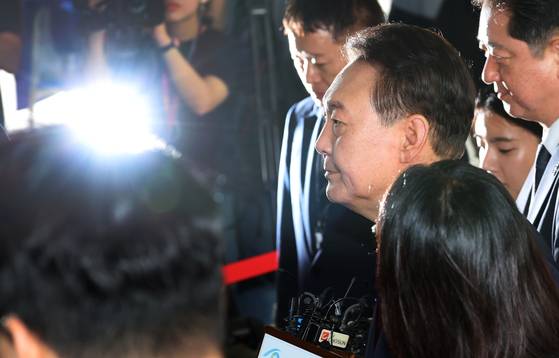 윤석열 전 대통령이 28일 오전 대면 조사를 받기 위해 서울 서초구 서울고검에 마련된 내란특검 사무실로 출석하고 있다. 뉴스1