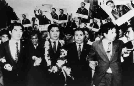 1971년 김 전 대통령의 신민당 대통령후보 시절. 오른쪽이 권 이사장. [중앙포토]