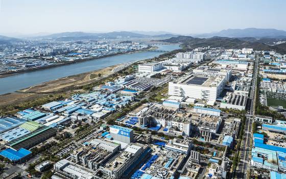 정치 논리로 인해 산업용 전기요금이 급등하면서 제조기업의 고충이 커지고 있다. 사진은 반도체·방산 특화 단지인 구미국가산업단지. [중앙포토]