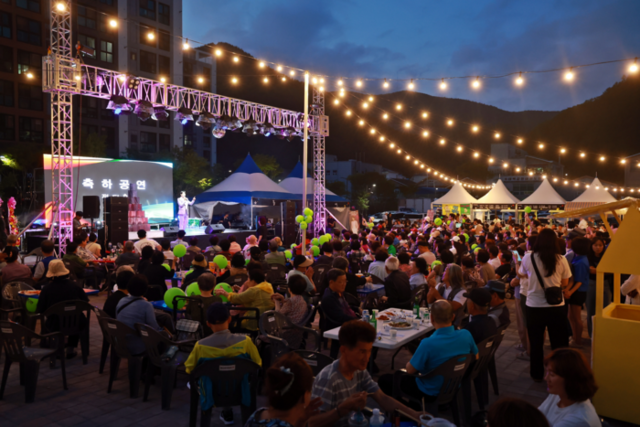 ▲ 강원도와 도경제진흥원이 주관하는 ‘전통시장·상점가 주말야시장 공모사업’에 선정된 강원 태백시 장성중앙시장(조합장 김양호)이 27일 장성탄탄마당에서 이상호 태백시장, 고재창 태백시의장을 비롯한 시민·관광객 등 500여명이 참석한 가운데 개막식을 갖고 오는 8월 16일까지 매주 금·토요일 오후 5시부터 밤 9시까지 2년차 ‘탄빛야시장’ 운영에 들어갔다.