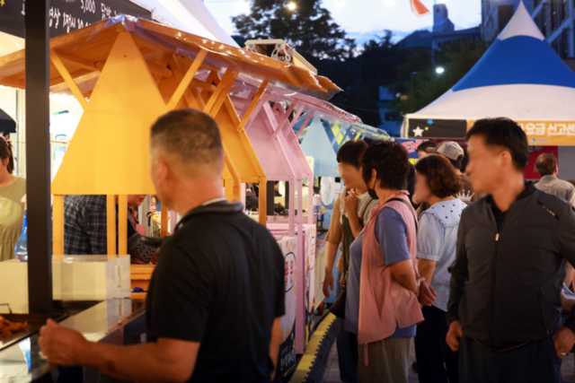 ▲ 강원도와 도경제진흥원이 주관하는 ‘전통시장·상점가 주말야시장 공모사업’에 선정된 강원 태백시 장성중앙시장(조합장 김양호)이 27일 장성탄탄마당에서 이상호 태백시장, 고재창 태백시의장을 비롯한 시민·관광객 등 500여명이 참석한 가운데 개막식을 갖고 오는 8월 16일까지 매주 금·토요일 오후 5시부터 밤 9시까지 2년차 ‘탄빛야시장’ 운영에 들어갔다.