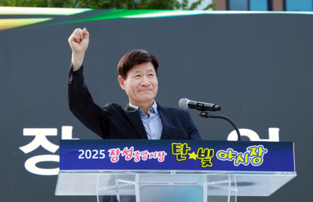 ▲ 강원도와 도경제진흥원이 주관하는 ‘전통시장·상점가 주말야시장 공모사업’에 선정된 강원 태백시 장성중앙시장(조합장 김양호)이 27일 장성탄탄마당에서 이상호 태백시장, 고재창 태백시의장을 비롯한 시민·관광객 등 500여명이 참석한 가운데 개막식을 갖고 오는 8월 16일까지 매주 금·토요일 오후 5시부터 밤 9시까지 2년차 ‘탄빛야시장’ 운영에 들어갔다.