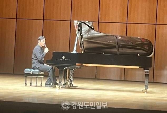 ▲ 지난 25일 ‘초여름의 판타지’를 주제로 춘천문화예술회관에서 열린 마티네콘서트에서 김정원 피아니스트가 관객들에게 해설하고 있다.