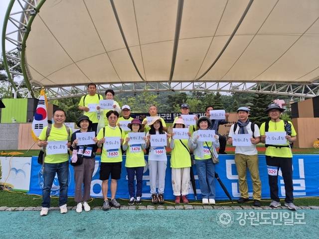 ▲ 28일 토리숲 광장에서 열린 제26회 홍천군민 달리기·걷기 대회에 참여한 ‘책 읽는 홍천’ 모임 회원들이 완주 기념 사진 촬영을 하고 있다. 유승현