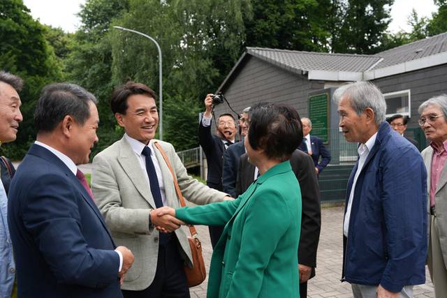 ▲ 김진태 강원도지사와 김시성 강원도의장 등 강원도 대표단이 27일 독일 에센 파독광부기념회관을 방문해 파독광부협회(재독한인글뤽아우프회) 회원들과 반갑게 인사하고 있다. 강원도 제공