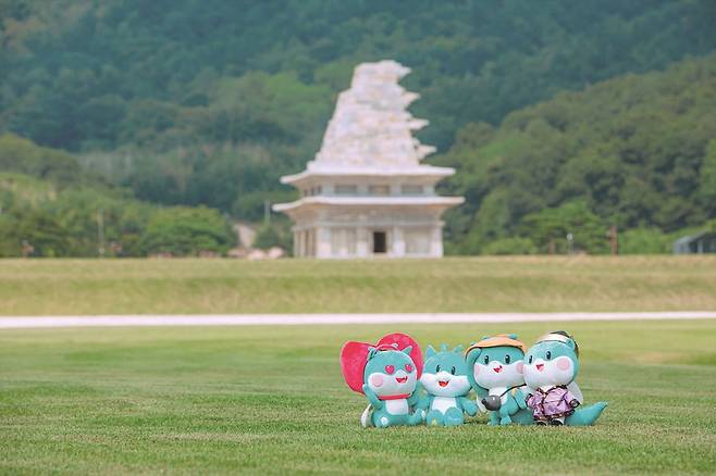 마룡이 뒤로 백제 무왕 대 창건한 미륵사(사진=익산시청)