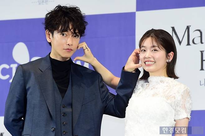 배우 사토 타케루, 코시바 후우카가 26일 오후 서울 신도림동 라마다 서울 신도림 호텔에서 열린 일본판 '내 남편과 결혼해줘' 제작발표회에 참석해 포토타임을 갖고 있다. / 변성현 한경닷컴 기자 byun84@hankyung.com