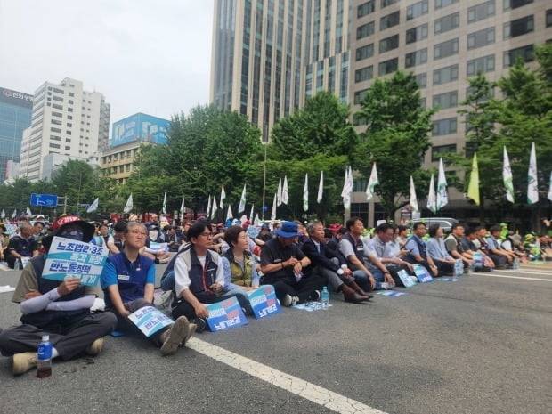 28일 오후 서울 중구 숭례문 인근에서 최저임금 인상 촉구 결의대회 연 민주노총. /사진=연합뉴스