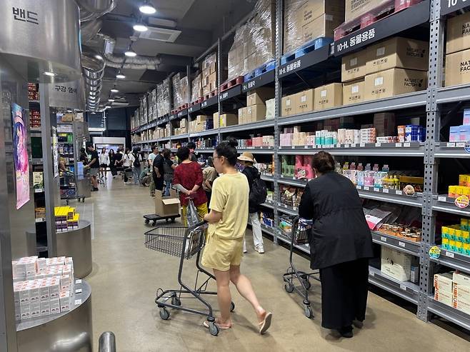 경기 성남시 창고형 약국에서 소비자들이 의약품을 둘러보고 있다. /사진=한국경제신문