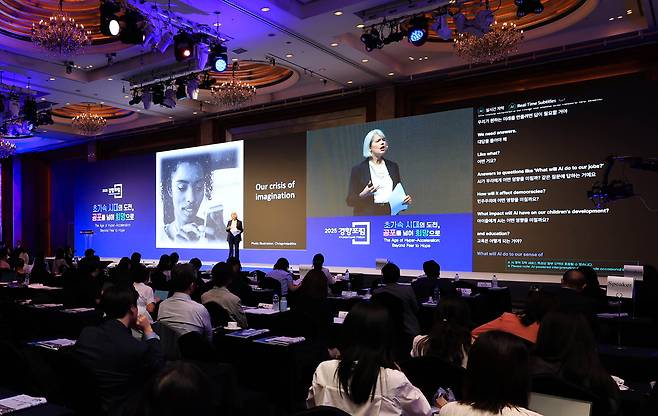 <‘격변의 시대’ 해법을 찾아서> ‘초가속 시대의 도전 - 공포를 넘어 희망으로’를 주제로 25일 서울 중구 롯데호텔에서 열린 <2025 경향포럼>에서 지나 네프 영국 케임브리지대 민더루 기술·민주주의 센터장이 ‘미래는 자동으로 오지 않는다: 인공지능 시대의 주체성 회복’이라는 내용으로 강연하고 있다. 이준헌 기자