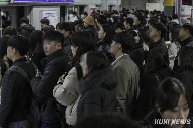 28일부터 수도권 지하철 기본요금이 1400원에서 1550원으로 인상된다. 사진은 지하철을 기다리는 시민들의 모습. 유희태 기자