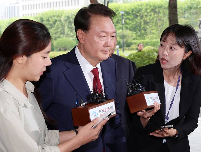 윤석열 전 대통령이 28일 피의자 신분으로 내란특검 조사를 받기 위해 서울 서초구 서울고검 청사로 출석하고 있다.