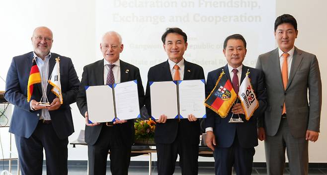 강원특별자치도 방문단과 독일 잘란트주가 우호교류협정을 맺고 기념 사진을 찍고 있다. (강원도 제공)