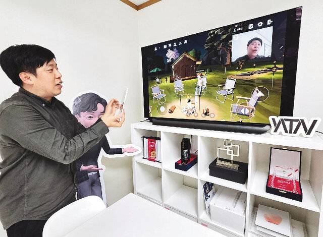 서울 성북구 고려대 산학관 내 사무실에서 최근 만난 이성찬 야타브엔터 대표가 사용자의 얼굴 표정과 움직임을 인식하는 아바타를 활용한 메타버스 기반 비대면 상담 시스템의 원리를 설명하고 있다.