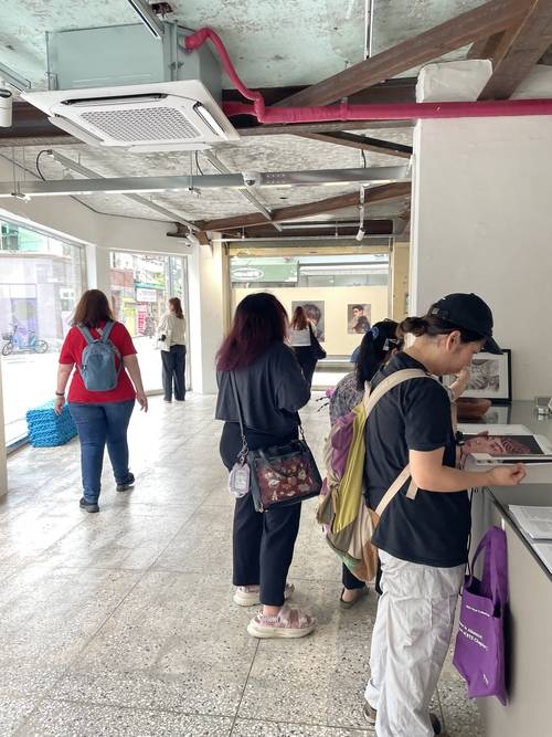 성수동 택사 서울에서 열린 전시 ‘부재 속 존재: 챕터 2 BTS 아트’ 장면.  사진제공=25th Hour Collective