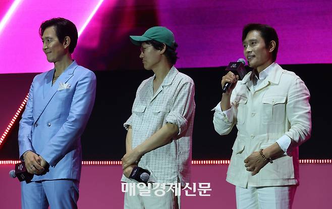배우 이정재(왼쪽부터)와 황동혁 감독, 이병헌이 28일 오후 서울광장에서 열린 오징어게임 시즌3 글로벌 피날레 무대인사를 하고 있다.  2025.6.28 [이승환기자]