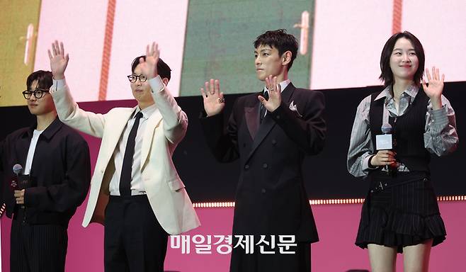 28일 오후 서울광장에서 열린 오징어 게임 시즌3 글로벌 피날레 무대인사에서 탑 최승현,  배우 원지안등 배우들이 인사를 하고 있다. 2025.6.28 [이승환기자]